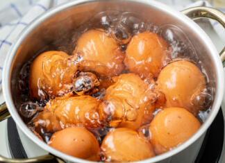 Velika noč je pred vrati: kako pravilno skuhati jajca, ne da bi počila? cooking brown chicken eggs in boiling water on electric stove, closeup, elevated view