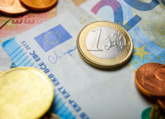 To pa je odlična novica za številne starše, od države bodo prejeli enkratni znesek European Union banknotes and coins stacked on a table