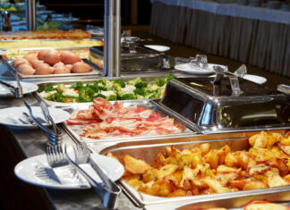 Mikrobiolog razkril, kateri hrani se je treba izogibati, če je zajtrk iz samopostrežnega bifeja Nice buffet line in a hotel