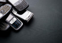 Imate še vedno ta mobilni telefon? Vreden je pravo bogastvo, zato ga nikar ne zavrzite Old and obsoleted cellphones on a black background.