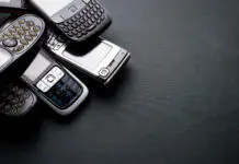 Imate še vedno ta mobilni telefon? Vreden je pravo bogastvo, zato ga nikar ne zavrzite Old and obsoleted cellphones on a black background.