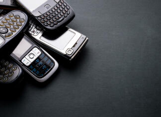 Imate mobilno napravo, ki je ne potrebujete več? Če je delujoča, jo bodo odkupili Old and obsoleted cellphones on a black background.