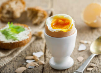 Jeste jajca vsak dan? Preverite, kaj se zaradi tega zgodi vašemu telesu Perfect soft boiled egg with bread and butter for breakfast. Traditional healthy food.