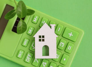 Objavljen je nov razpis BIZI likvidnost energija Responsible Lending. Sustainability credit. Green Calculator, white Home, Leaf on green background.