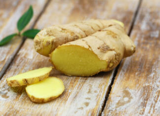 En mesec je vsak dan pila ingverjev napitek in poglejte, kaj se ji je zgodilo Slices of fresh ginger on rustic wooden surface