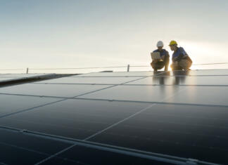 Solarni paneli iz “čudežnega materiala” se približujejo komercializaciji Specialist technician professional engineer with laptop and tablet maintenance checking installing solar roof panel on the factory rooftop under sunlight. Engineers team survey check solar panel roof.