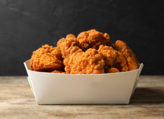 Ste opazili temne madeže na koži piščanca v supermarketu? Razlog je moteč, morda je bolje, da ne veste … Tasty deep fried chicken pieces on wooden table