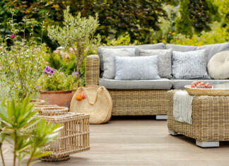 Pohištvo iz ratana za dom in vrt Modern designed terrace with wicker furniture and plants