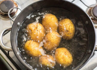 Ste vedeli, da za kuhanje krompirja ni dovolj samo voda in sol!? Dodajte to tekočino za idealen rezultat Potatoes boiling in a saucepan on a gas hob.