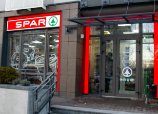 Tako visok regres bodo prejeli zaposleni v Spar! A to še ni vse … SPAR Grocery Supermarket entrance. Ukraine, Kyiv - January 20, 2024.