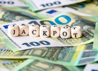 Dobitniki milijonskega jackpota razkrivajo, kaj so najprej kupili z dobitkom A jackpot letter cubes on euro banknotes