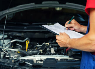 To so najbolj zanesljivi in najbolj nezanesljivi avtomobili na cesti car maintenance and repair - mechanic writing checklist paper on clipboard