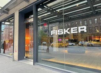 ‘Najmanj kvaliteten avto na svetu’ se je še pocenil, a kot kaže, ni več rešitve Fisker electric car dealership in Manhattan.