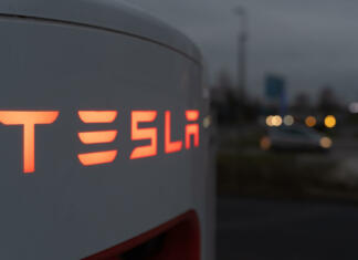Množična odpuščanja, padanje prodaje … Je Tesla v velikih težavah? frankfurt am main,hessen, germany, january. 21.2022 tesla supercharger at night