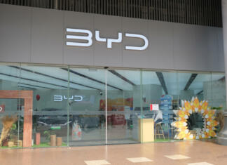 Na Kitajskem ga prodajajo za 20.500 evrov, v EU pa za 42.000. Bruselj je napovedal oster odziv Nanning,China-May 2nd 2023: BYD car store. Chinese electric car company