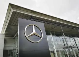 Koliko se zasluži v avtomobilski industriji? To so vse plače pri Mercedesu v Nemčiji Swansea, UK: May 18, 2021: Mercedes showroom with logo. Mercedes-Benz, commonly referred to as Mercedes is known for producing luxury vehicles and commercial vehicles. The headquarters is in Stuttgart, Baden-Württemberg.