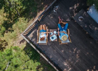 Načini, s katerimi zagotovite hladno in senčno teraso Young couple drinking coffee on terrace, aerial view