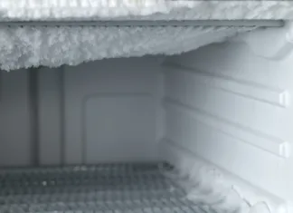 S preprostim trikom stopite led v zamrzovalniku in to v samo 10 minutah Close up of many ice on the empty freezer walls.