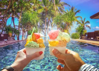Zakaj je sladoled najboljša poletna osvežitev na plaži Couple with beautiful bright  sweet Italian ice-cream with different flavors  in the hands  . Background of  panoramic view of tropical beach with coconut palm trees. Koh Samui, Thailand