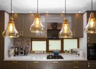 Ultimativni vodič za notranjo razsvetljavo: tipi svetil za vsako priložnost Modern Pendant Lighting. Home decoration. Kitchen Concept.