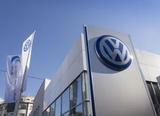 Premislili so si: VW za razvoj bencinskih in dizelskih motorjev namenja 60 milijard evrov Prague, Czech republic - October 1, 2015: Volkswagen car maker logo on a building of dealership on October 1, 2015 in Prague, Czech republic.