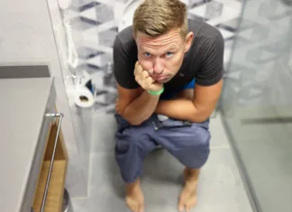 Mnogi odvajajo blato nepravilno! Tako to storiti pravilno in česa ne smete početi na stranišču Sad man sits on toilet with bowel problems. Constipation and hemorrhoids concept