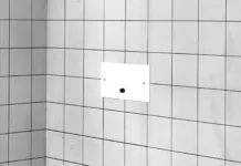 1964: Prvi podometni splakovalnik na svetu Prvi podometni splakovalnik "Stenski splakovalnik št. 15.000" prihrani pro-stor, saj je splakovalnik zazidan v steno. Kombi-nacija podometnega splakovalnika in stenske WC školjke omogoča lažje čiščenje kopalnice in večjo svobodo oblikovanja.