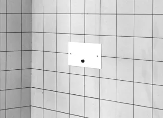 1964: Prvi podometni splakovalnik na svetu Prvi podometni splakovalnik "Stenski splakovalnik št. 15.000" prihrani pro-stor, saj je splakovalnik zazidan v steno. Kombi-nacija podometnega splakovalnika in stenske WC školjke omogoča lažje čiščenje kopalnice in večjo svobodo oblikovanja.