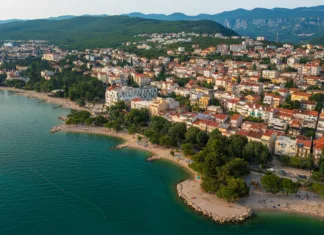 Lastnik restavracije v Crikvenici: To ne bo najslabša sezona, je že Aerial view of Crikvenica town in Croatia