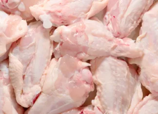 Na Hrvaškem v mesu iz Slovenije odkrili salmonelo! background with chicken wings uncooked