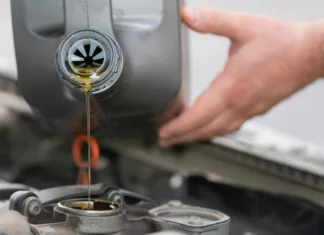 Pozor! Mnogi servisi od danes naprej ne sprejemajo vozil, zavarovanih pri tej zavarovalnici changing the oil in a car engine.