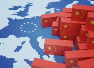 Zaradi »kitajskih tarif« bo ta znamka dražja, napoveduje pa veliko proizvodnje Chinese cargo containers on map of Europe. Import of chenese goods concept. 3D rendered illustration.