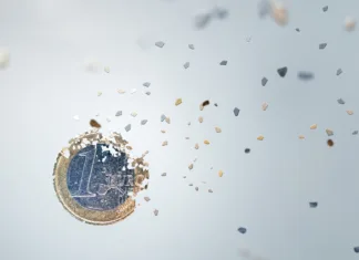 Ta kovanec za en evro je vreden kar 650 evrov! Majhna podrobnost ga dela tako dragocenega, bodite pozorni Economic concept. One Euro Coin breaking into small pieces. Isolated on neutral background.