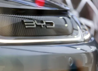 EU potrdila zgodovinsko odločitev: Kitajcem uvajamo visoke carine, veljati bodo začele takoj Hong Kong -March 29 2024: street view of Kowloon bay, Kowloon bay is an industrial area in east kowloon. some of industry brand will also locate in this area. such as the BYD Auto showroom.