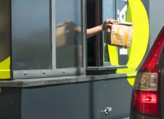 Ste že občutili? McDonald’s po padcu dobička v razmislek glede cen Stockholm, Sweden An attendant hands over food at a Mc Donald's drive-thru window.