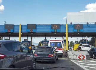 Letovanju na Hrvaškem so se odpovedali tudi njihovi najbližji sosedje! Podatek o cenah pove vse … traffic jam on a toll road in Europe on a sunny day. Travelling by car