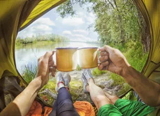 Prednosti razsutega in organskega čaja za zdravje, okolje in vašo denarnico Young couple sitting   in the tent and drinking tea while looking on the Desna river , Ukraine