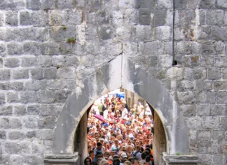 Ali veste, katero mesto v Evropi je najbolj obljudeno s turisti? Nahaja se na Hrvaškem … Dubrovnik, Croatia - July 16, 2005: Crowd of people cannot pass through the gates to old town. Tourists crowding at the entrance to old town in Dubrovnik, Croatia