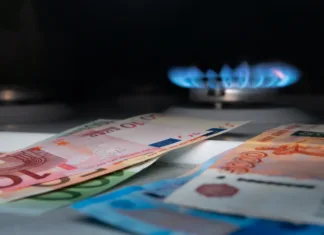 Da zmrzneš: Zaradi ofenzive Ukrajine na Rusijo bi cene plina lahko poskočile za 17 odstotkov Euro banknotes against the background of Russian banknotes and a gas burner. Gas crisis concept. Cash. High prices for natural resources. Tongues of flame. Public debt. Selective fokus