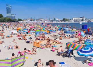 Lulate v morju? Tu bi plačali kazen, strokovnjaki razložili, kaj se zgodi, ko to storite GDYNIA, POLAND - AUGUST 2, 2015: Crowded Municipal beach in Gdynia city, Baltic sea, Poland