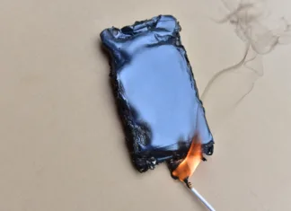Ko se litijeva baterija vname, jo je skoraj nemogoče ugasniti: Voda ne pomaga Mobile phone caught fire from the wire with recharging from the electrical network in the socket. Inexpensive chargers put your cell at risk. Cable overheat and catch fire. Smartphone burn