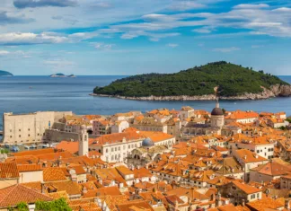 Debakel luksuznih namestitev na Jadranu, na tisoče vil praznih! Za koliko lastniki spuščajo cene … Old city Dubrovnik in a beautiful summer day, Croatia