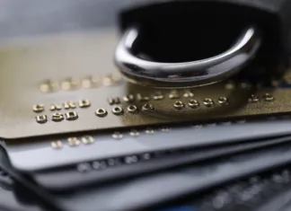 Hitro opravite storitve! Do predvidoma ponedeljka začasno nedostopne storitve te banke Plastic bank cards with a lock. Freeze cash and deposits concept