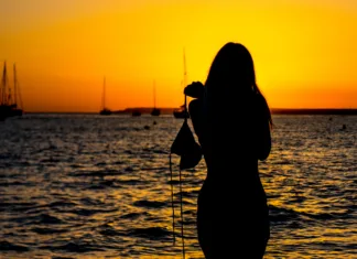 Evropska turistična velesila na kolenih, lastniki barov in restavracij so obupani: Preprosto je. Uničeni smo! Beautiful girl during the summer in Mallorca