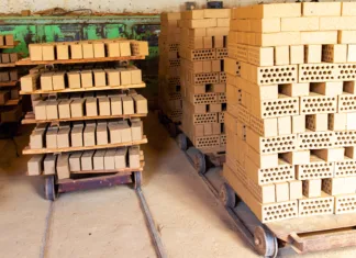 Slovenski industriji kaže slabo: proizvodnja nižja kot lani Brickworks. Production workshop inside. Manufacturing facility