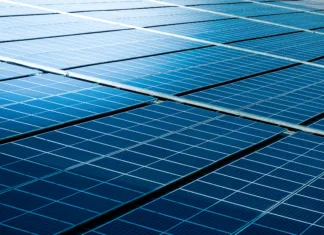 Kitajska predstavlja revolucionarno zeleno fotovoltaično celico Close-up of Solar cell farm power plant eco technology.concept of sustainable resources and renewable energy.blue tone.