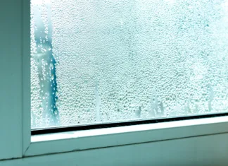 To morate storiti pred jesenjo! Razkrito, kako za vedno pozabiti na kondenzacijo Ecology problems. Condensation and black mold on white plastic windows. Plastic. Ecology