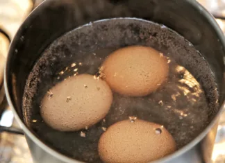 Gredo jajca v vodo takoj ali ko le ta zavre? To je pravilen postopek … Eggs in the pan boiling with water bubbles cooking.