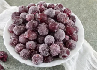 Ti preprosti triki vam bodo olajšali življenje in prihranili čas ter denar Frozen grapes served in a white bowl