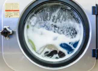 Pozabite na pranje perila pri 40 stopinjah! Nov standard zmanjšuje račune za energijo in ohranja oblačila Industrial washing machines in a public laundromat.